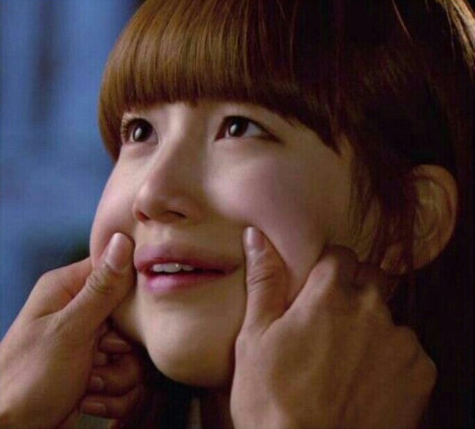양쪽 볼 피부를 손가락으로 잡아당기는 방송 장면