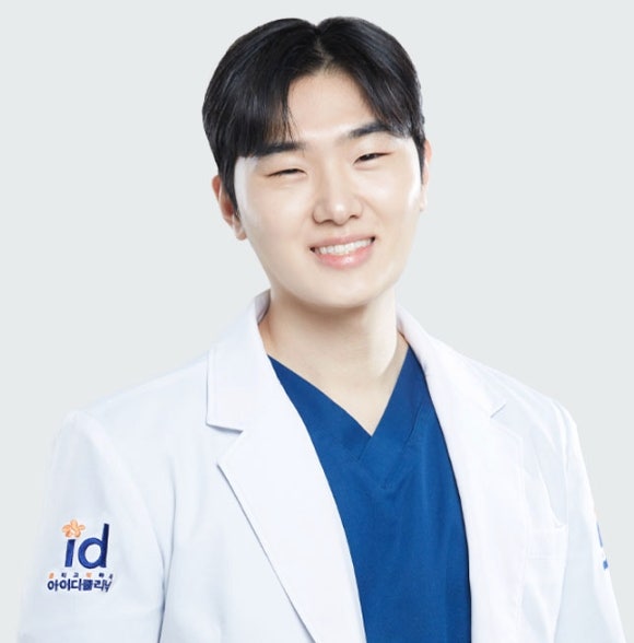 흰 가운을 입은 김보성 강남아이디의원 대표원장