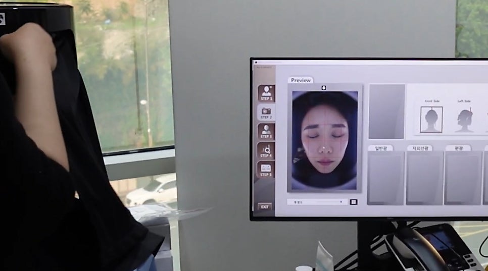 이상수 원장이 피부 진단기로 환자 얼굴을 촬영하는 모습