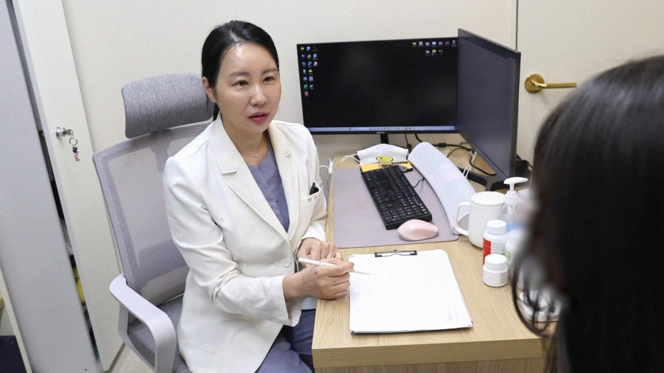 상담은 피부 상태를 확인하고 우선순위를 정하는 단계에서 시작합니다.