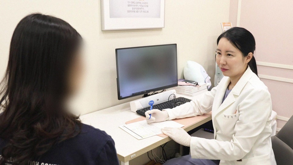 시술 후 붉은 기와 주사 자국은 며칠 남을 수 있습니다.